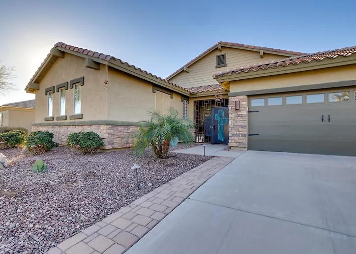 Putting & Hot Tub: Retreat! Holiday home Goodyear