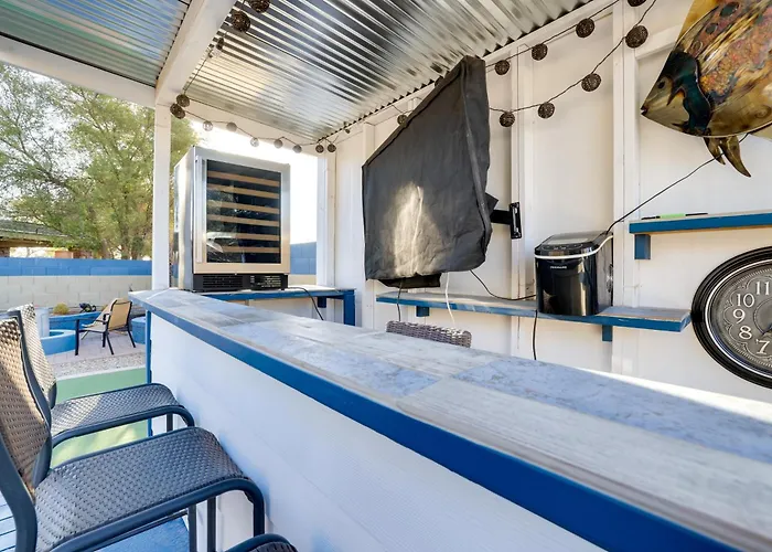 Putting & Hot Tub: Retreat! Goodyear