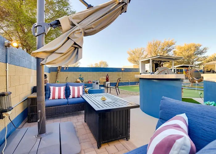Putting & Hot Tub: Retreat! Holiday home