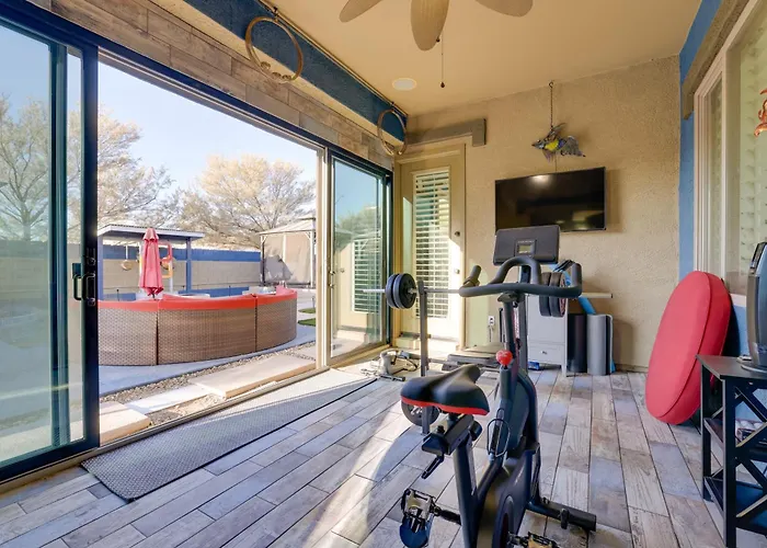 Putting & Hot Tub: Retreat! *
