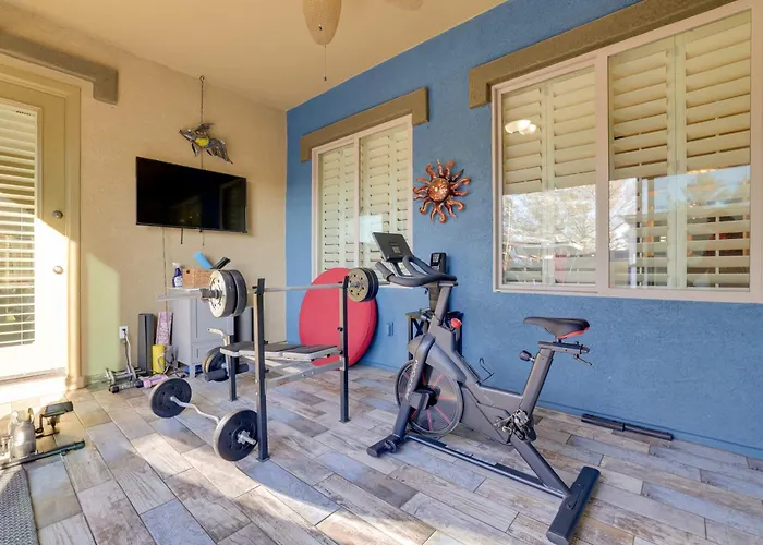 Putting & Hot Tub: Retreat! Goodyear