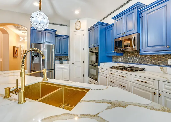 Putting & Hot Tub: Retreat! Holiday home Goodyear